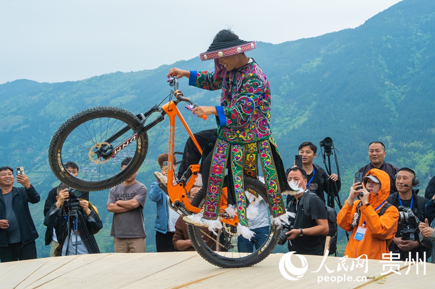 村民在貴州省從江縣加榜梯田上參加“T”田秀活動。人民網(wǎng) 陽茜攝