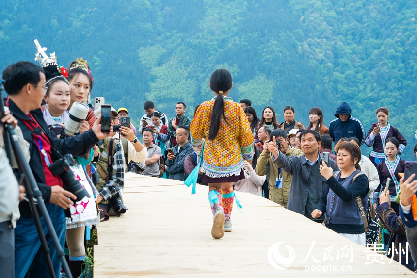 村民在貴州省從江縣加榜梯田上參加“T”田秀活動。人民網 陽茜攝