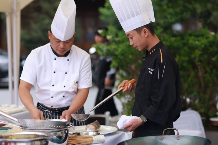 圖為廚師精心烹飪美食。