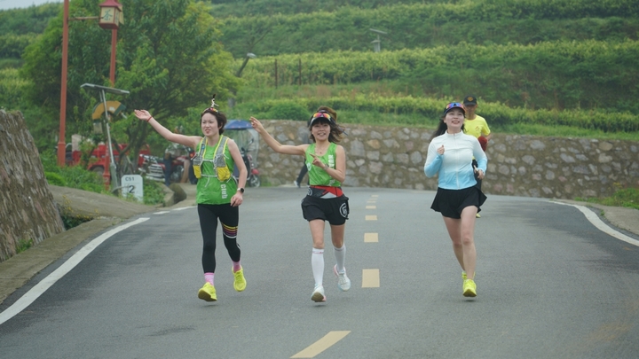 長(zhǎng)跑女子組比賽。.jpg