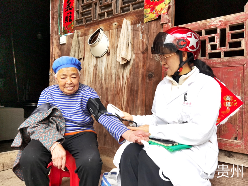 楊世霞對高血壓患者進行入戶隨訪。人民網記者 王秀芳攝