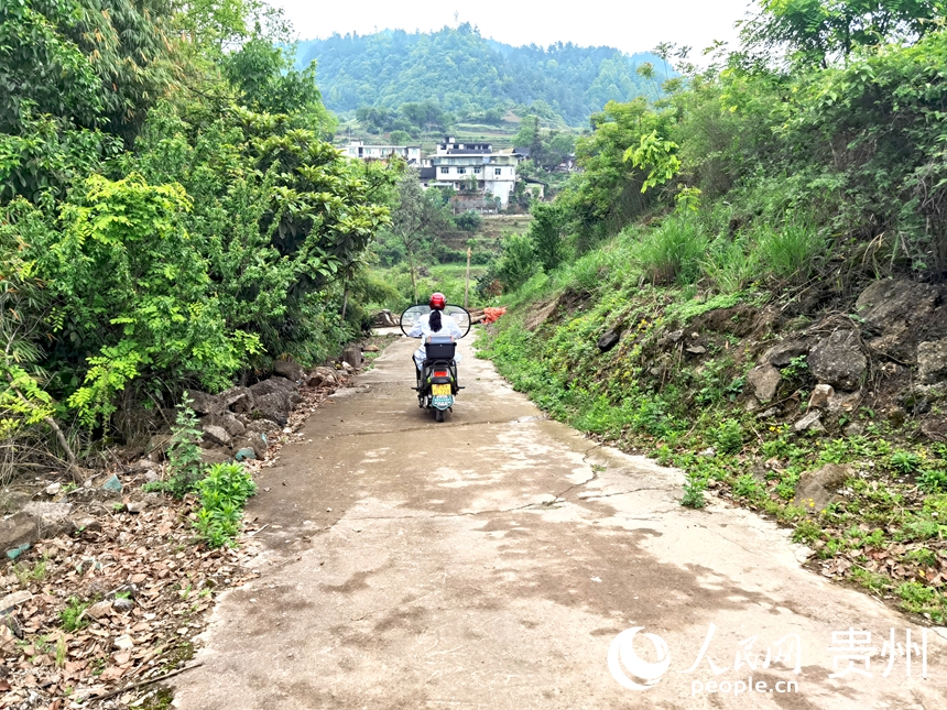 楊世霞騎著摩托車進村入戶。人民網記者 王秀芳攝