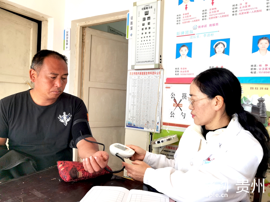 楊世霞在村衛生室坐診。人民網記者 王秀芳攝