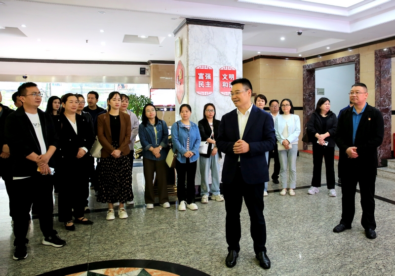 黔東南州稅務局黨委書記、局長鄭華兵（中）致歡迎詞。