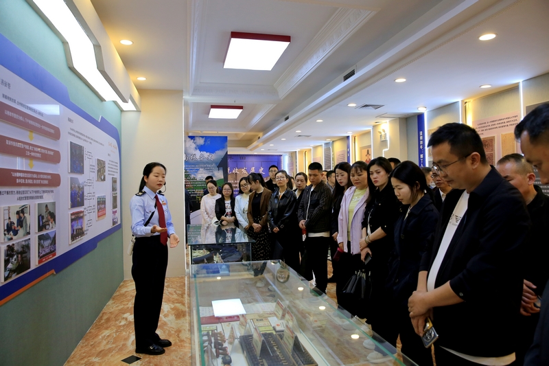 全州機關和事業單位基層黨組織書記參觀黔東南州稅務局黨史稅史教育基地。李德業攝