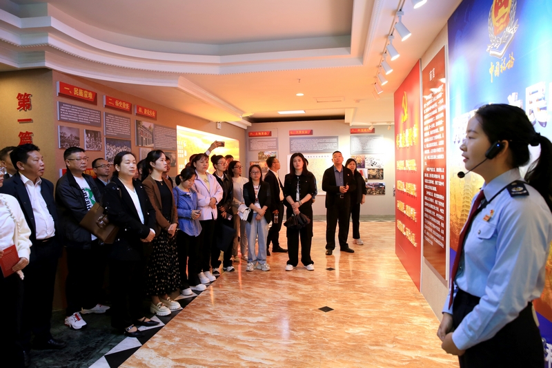 全州機關和事業單位基層黨組織書記參觀黔東南州稅務局黨史稅史教育基地。李德業攝