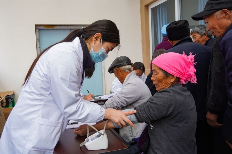 4月28日，在威寧自治縣海邊街道社區衛生服務中心，醫務人員在為體檢老人測量血壓。