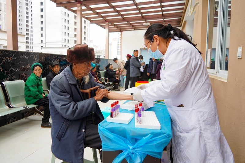 4月28日，在威寧自治縣海邊街道社區衛生服務中心，醫務人員在為體檢老人抽血。