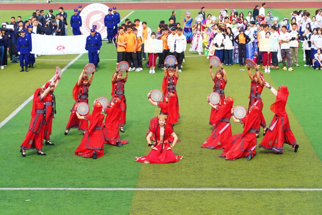 人文與藝術(shù)系表演方陣。