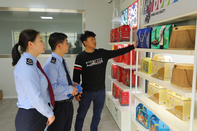 貞豐縣稅務局干部了解貴州胖四娘食品有限公司工坊粽子生產經營情況,宣傳講解稅費政策,解答涉稅疑難問題。陳有為攝