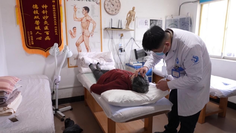 烏當區高新街道阿栗村汪家寨衛生室村醫劉歡正為村民羅興菊施針治療腹痛。