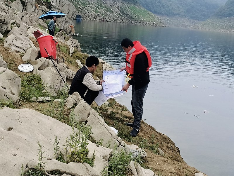 執法隊員在向垂釣人員進行安全警示教育和政策宣講。