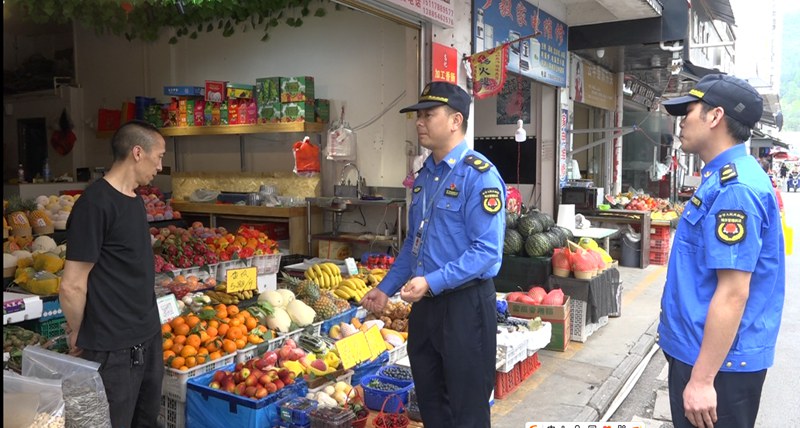 執法人員監督食品安全。