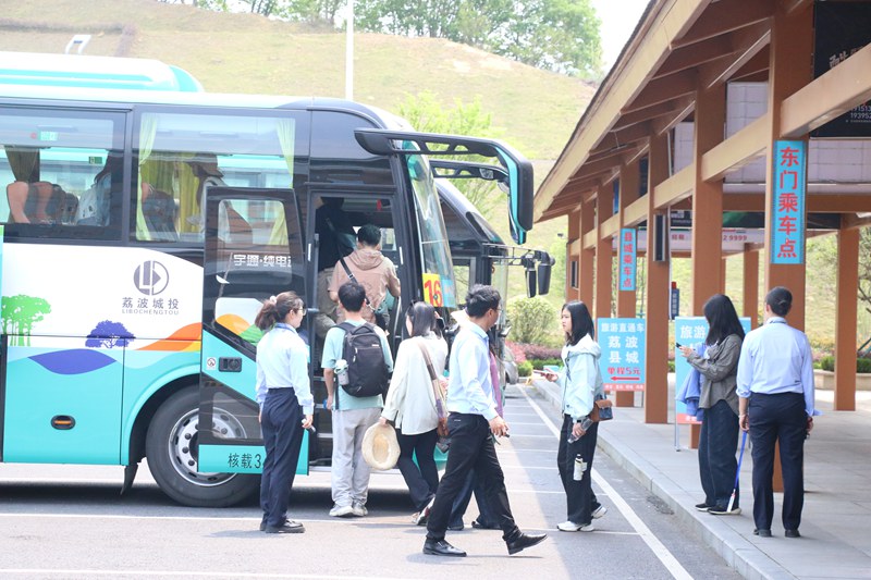 引導游客乘坐旅游直通車。