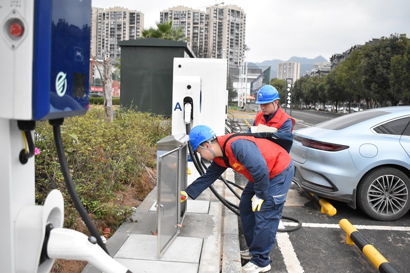 供電保障人員檢查設備。