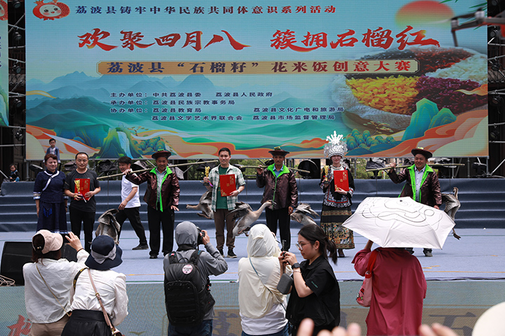 頒發(fā)三等獎。潘星財攝