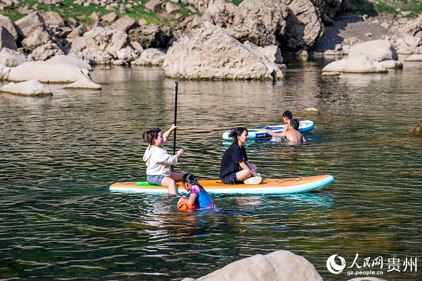游客在淺灘處戲水嬉戲。人民網(wǎng)記者 涂敏攝