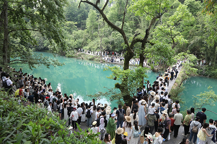 小七孔古橋人頭攢動。莫珍桃攝