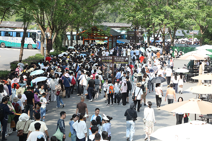 小七孔景區內游客紛至沓來。莫珍桃攝