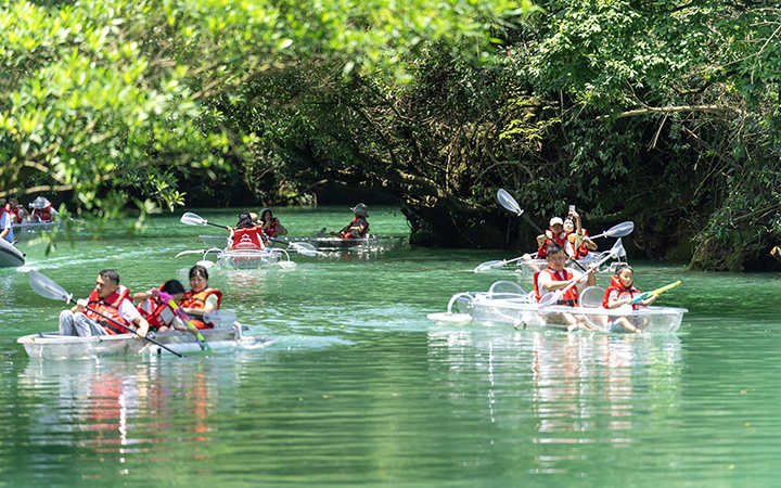 小七孔景區鴛鴦湖玻璃游船吸引游客。韋振華攝