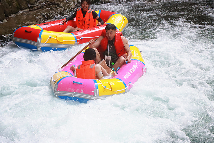 1、上午10點，水銀河大峽谷的漂流河道上，一艘艘皮劃艇順流而下，游客緊握扶手，在湍急水段尖叫歡呼，體驗“浪尖上的蹦極”。王琨榮攝