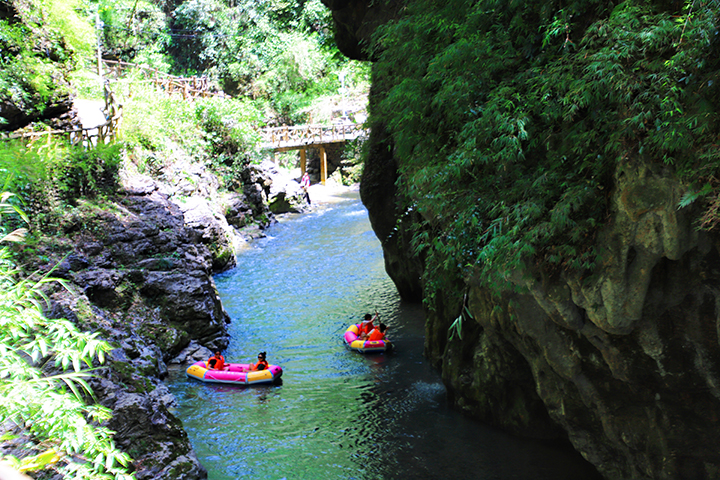 游客緊握扶手，在湍急水段尖叫歡呼，體驗“浪尖上的蹦極”。王琨榮攝
