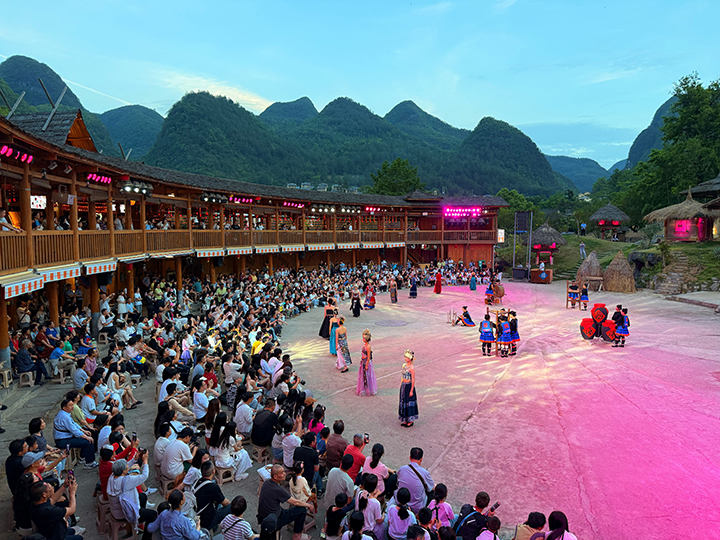 1 全新升級(jí)的《瑤山·瑤人》實(shí)景演出生動(dòng)展現(xiàn)瑤族生活畫(huà)卷，場(chǎng)場(chǎng)座無(wú)虛席。瑤山古寨景區(qū)供圖