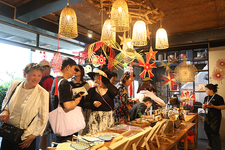 竹編工藝品深受游客們喜愛。