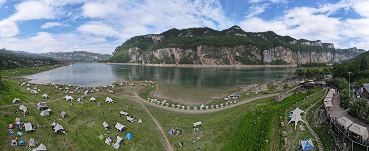 在金沙縣化覺鎮(zhèn)的烏江畫廊，游客們紛至沓來，邂逅自然好時光。
