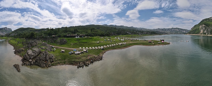 在金沙縣化覺鎮(zhèn)的烏江畫廊，游客們紛至沓來，邂逅自然好時光。