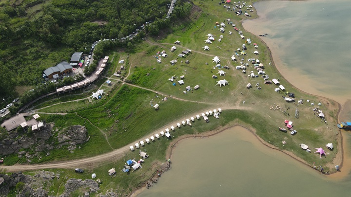 在金沙縣化覺鎮(zhèn)的烏江畫廊，游客們紛至沓來，邂逅自然好時光。
