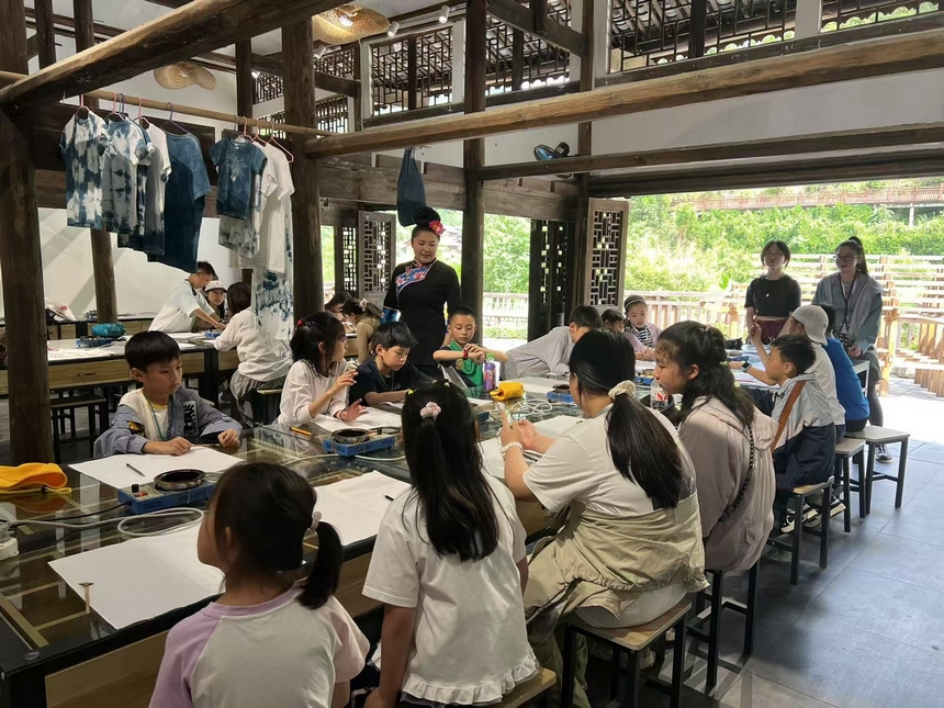 郎德苗寨游客在非遺坊體驗蠟染制作。