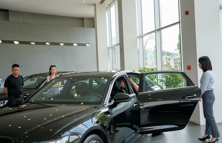 貴州君奧奧迪4S 店客戶在試車。沈建華 攝.JPG