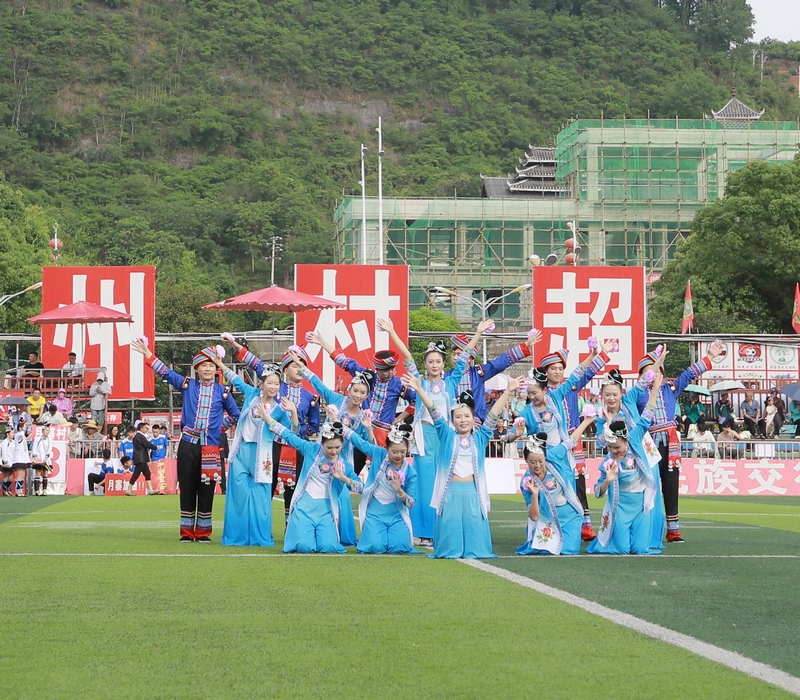 國家稅務(wù)總局榕江縣稅務(wù)局青年干部在“貴州村超”球場表演舞蹈《家園》,用活潑生動的舞姿詮釋對家園的熱愛、對美滿生活的向往。