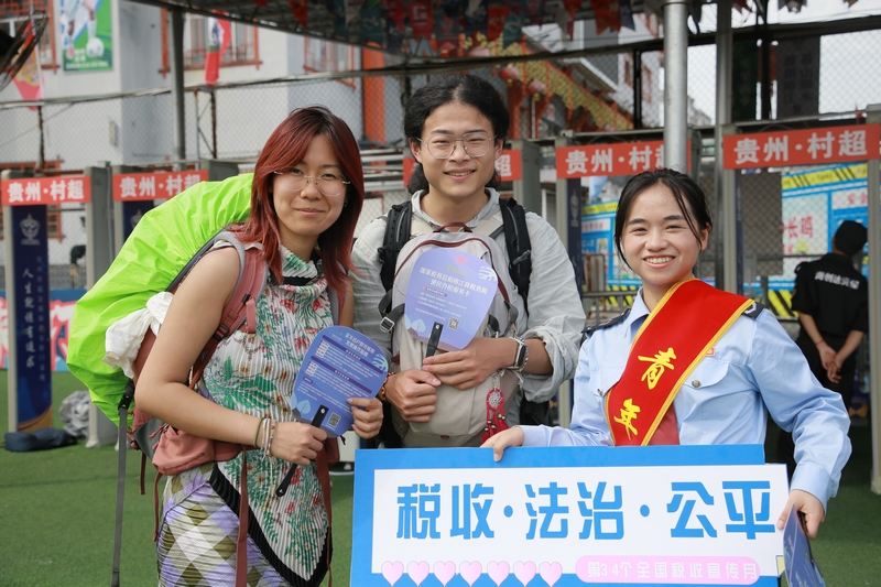 向游客宣傳稅費政策。