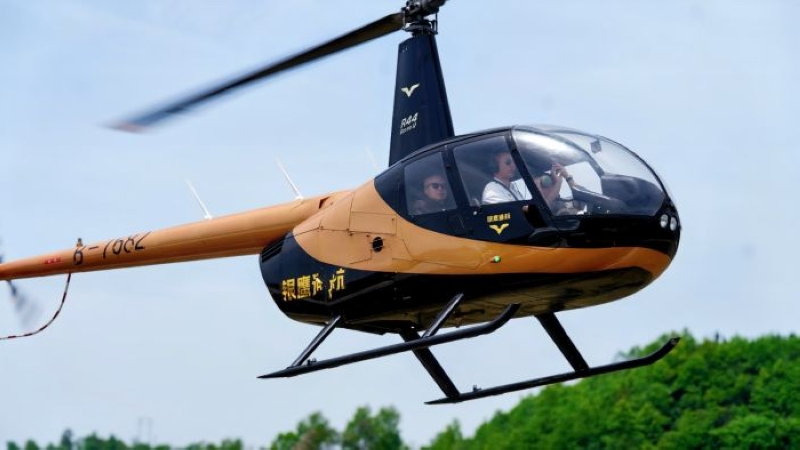 貴州省首個低空飛行服務基地迎來首批游客。