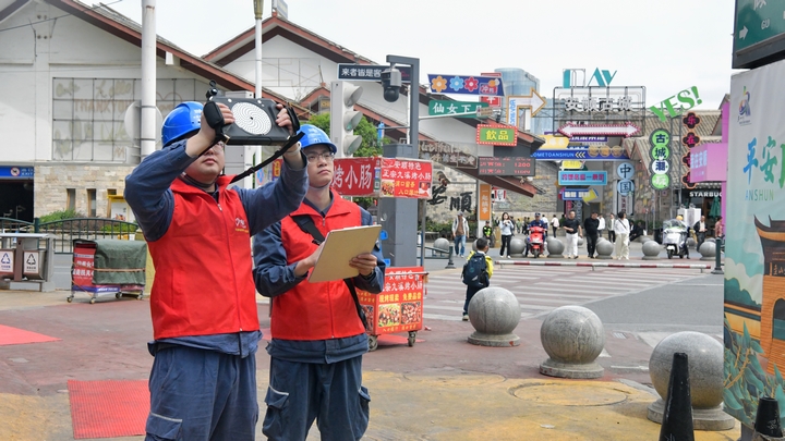 1、“五一”假期，在安順古城“逛吃逛吃”的游客日均超過5萬人次。為確保景區用電，南方電網貴州安順供電局城區分局組織保供電隊伍，在加強對景區供電線路、設備巡檢的同時，實時對用電負荷用電進行監測。陳娟攝.jpg
