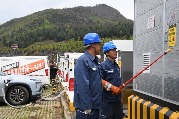 5、貴州電網公司畢節黔西供電局工作人員走進百里杜鵑景區，細致檢查充電樁設備運行、線路連接等情況，全力保障景區充電設施安全穩定。劉凱 攝.jpg