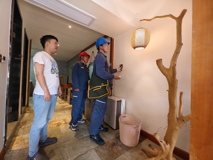 6、貴州電網公司銅仁江口供電局太平供電所工作人員對梵凈山景區內游客中心充電樁、民宿及活動場所開展用電檢查，消除安全隱患，確?！拔逡弧奔倨谟秒姛o憂。吳瑾 攝.jpg