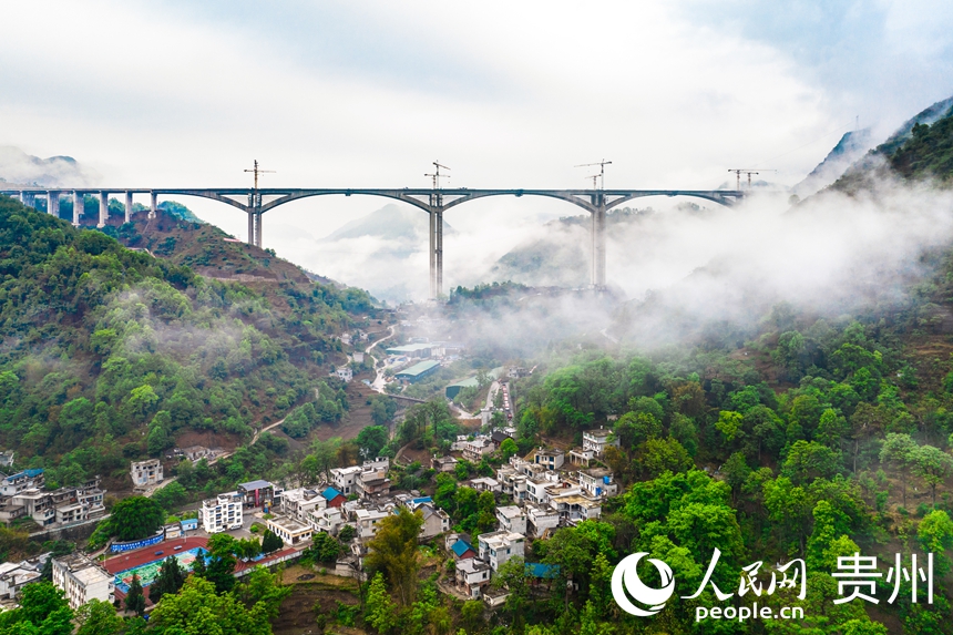 建設中的納晴高速六枝特大橋。人民網記者 涂敏攝