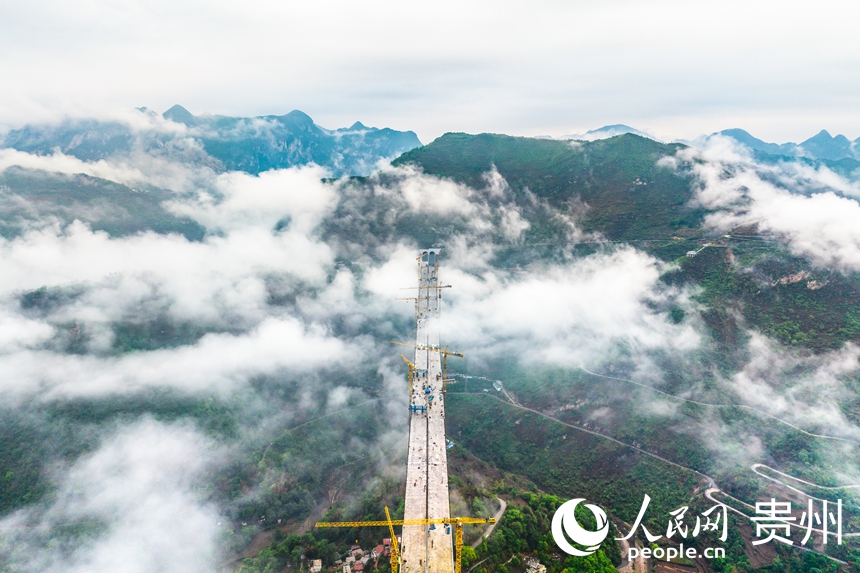建設中的納晴高速六枝特大橋。人民網記者 涂敏攝