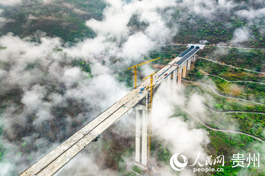 建設中的納晴高速六枝特大橋。人民網記者 涂敏攝
