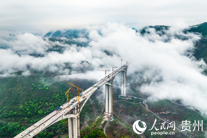 建設(shè)中的納晴高速六枝特大橋。人民網(wǎng)記者 涂敏攝