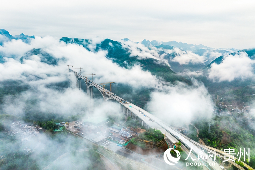 建設中的納晴高速六枝特大橋。人民網記者 涂敏攝