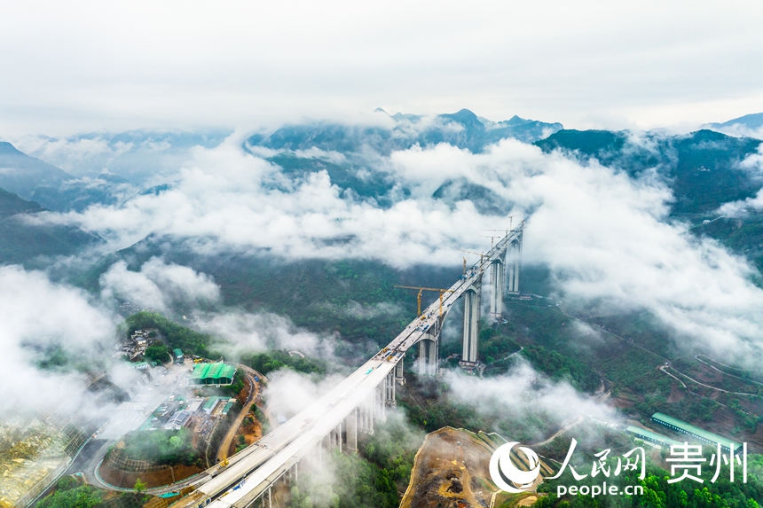 建設(shè)中的納晴高速六枝特大橋。人民網(wǎng)記者 涂敏攝