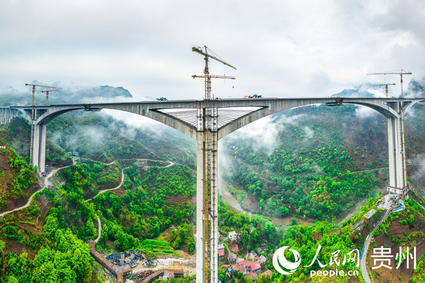 建設中的納晴高速六枝特大橋。人民網(wǎng)記者 涂敏攝