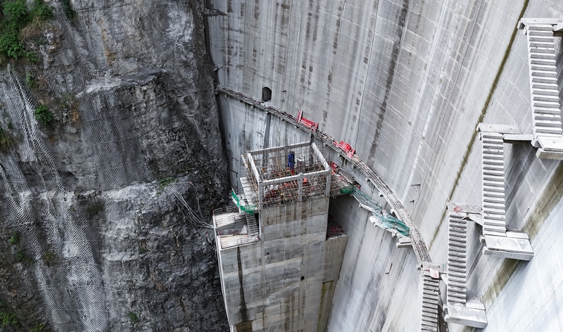 凹水河水庫建設(shè)現(xiàn)場(chǎng)建設(shè)者們奮戰(zhàn)一線 確保項(xiàng)目早日完工。