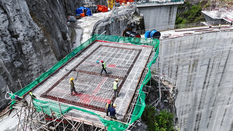 凹水河水庫建設(shè)現(xiàn)場(chǎng)建設(shè)者們奮戰(zhàn)一線 確保項(xiàng)目早日完工。