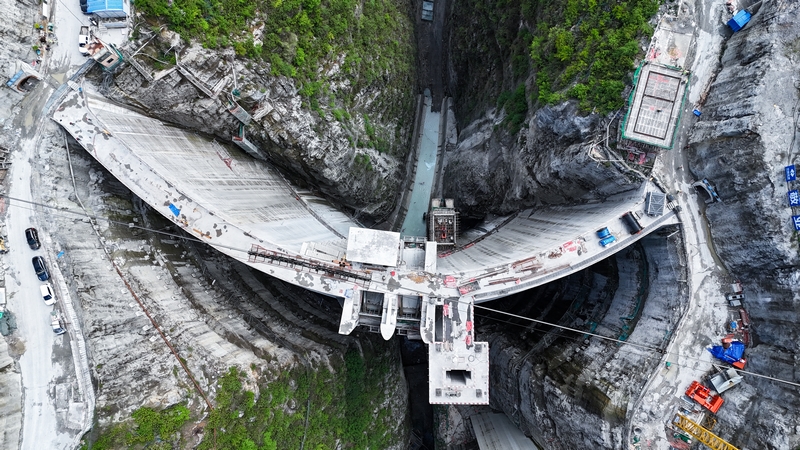 凹水河水庫建設(shè)現(xiàn)場(chǎng)建設(shè)者們奮戰(zhàn)一線 確保項(xiàng)目早日完工。