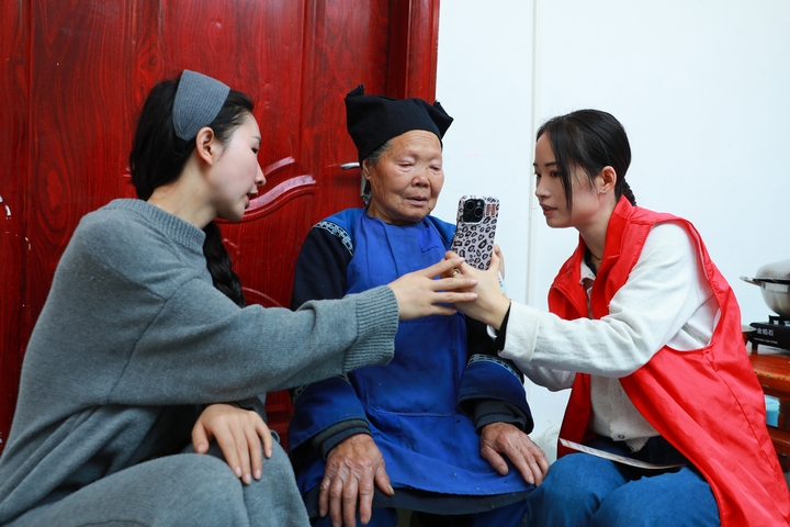 “移動辦公”服務隊入戶為群眾辦理業務。劉夢攝 (2).JPG